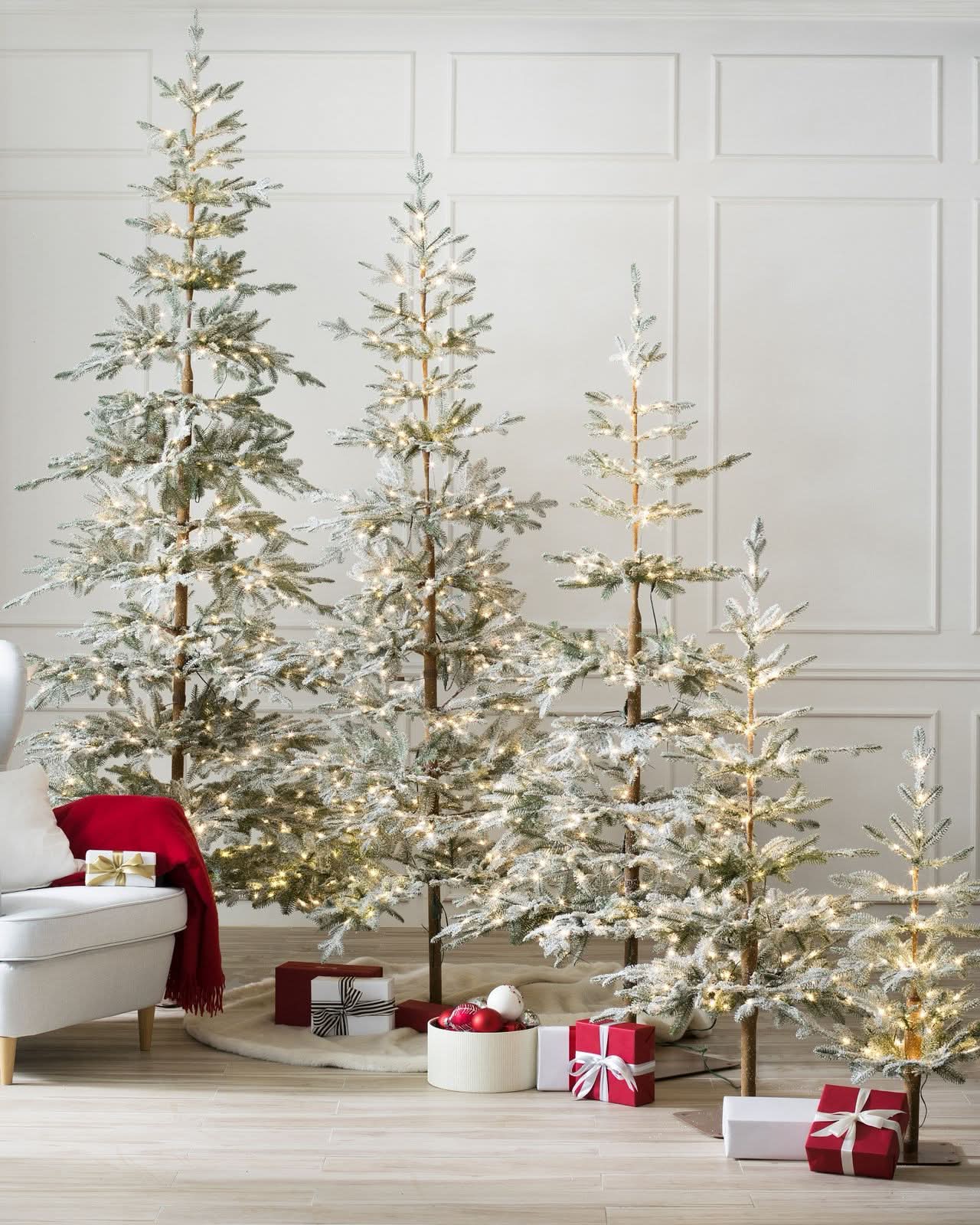 Árvore de Natal Nevada com Galhos Nevados, Suporte Metálico e Micro LEDs Embutidos