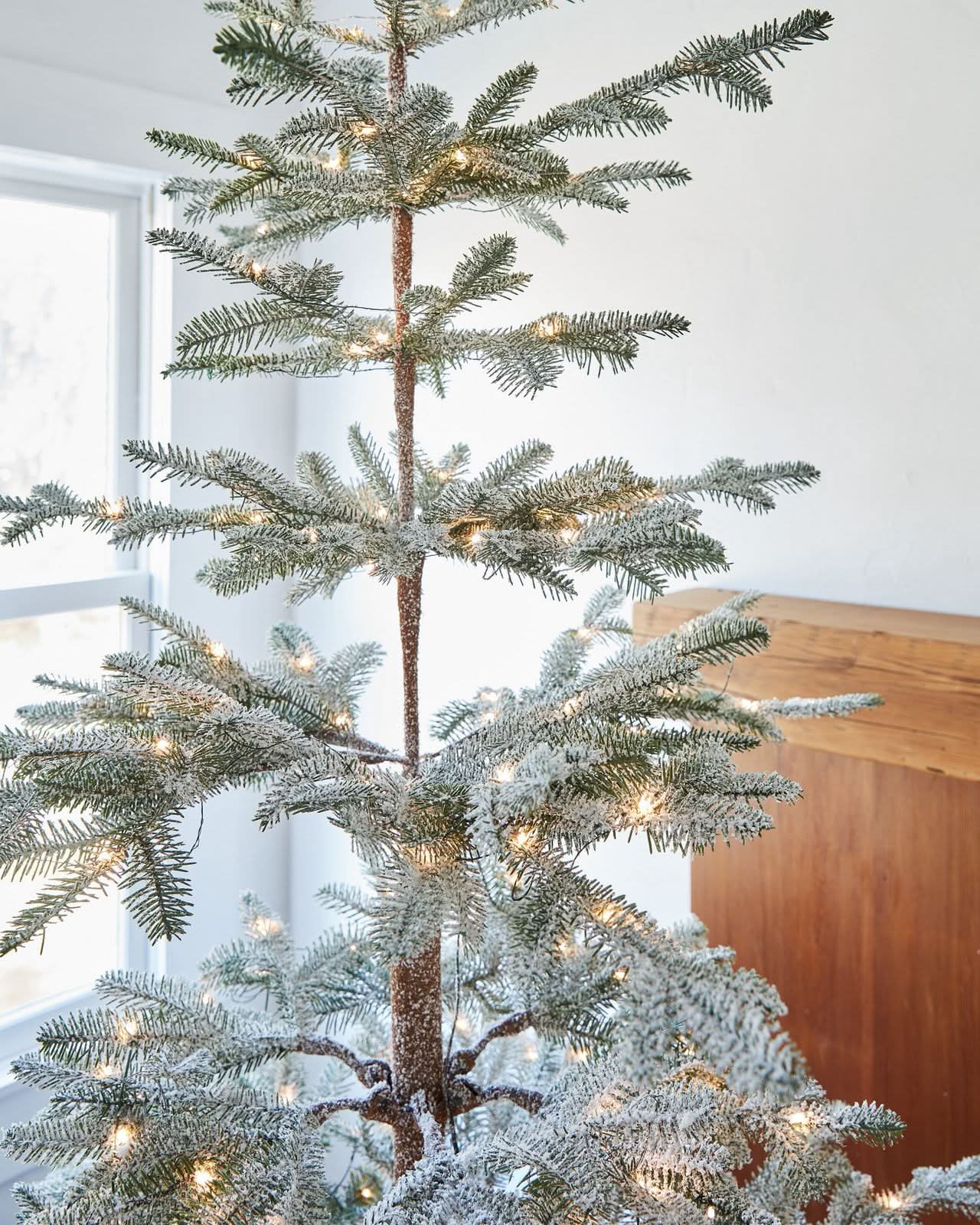 Árvore de Natal Nevada com Galhos Nevados, Suporte Metálico e Micro LEDs Embutidos